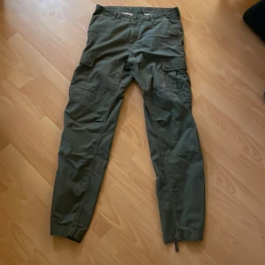 Carhartt cargo pants 32/34 - Plagget är i bra skick och har inte används överdrivet mycket. Märks knappt att de är använda. Nypris ligger på 1200 kr. Byxorna är i storlek 32/34. 