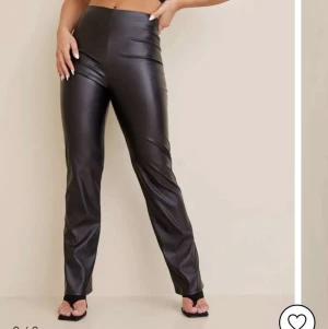 svarta skinnbyxor från Nelly - coola skinnbyxor från Nelly i strl xs, knappt använda så i väldigt fint skick💞säljer för 100kr+frakt!
