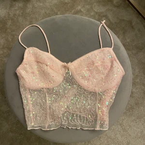 Glitter topp - Säljer min jättefina glitter topp från bershka. Tyvärr aldrig använd då den är för liten för mig💗💗 
