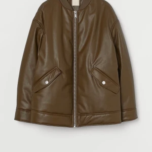 Bomberjacka PU-läder mörk khakigrön - Från HM, använd ca 5 gånger, storlek small. Kan mötas i Sthlm innerstad/frakta, frakt tillkommer utöver priset.