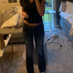 Lågmidjade jeans - Säljer mina Lågmidjade jeans då dom tyvärr aldrig kommer till användning ❤️‍🔥❤️‍🔥 Endast använda en gång