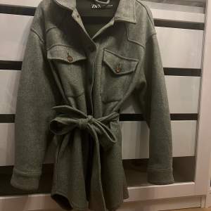 Grön kappa från zara, köpt för 600kr, knappt använd 