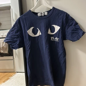 Comme des garcons tee - En Comme des garcons tee i storlek XL - Sitter bra på mig som normalt har storlek M.