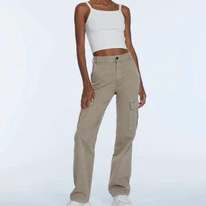 Stradivarius cargos  - Säljer mina stradivarius cargobyxor då jag bara använt de en gång och tycker de är för stora på mig, skriv för intresse💜