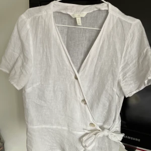 Linnetopp - Väldigt fin linnetopp från H&M. Väldigt skön och söt som sitter bra på kroppen. Det är storlek 40. Lite tajt för mig över brösten så tänker att den säkert sitter bättre på någon annan. Frakt tillkommer! 