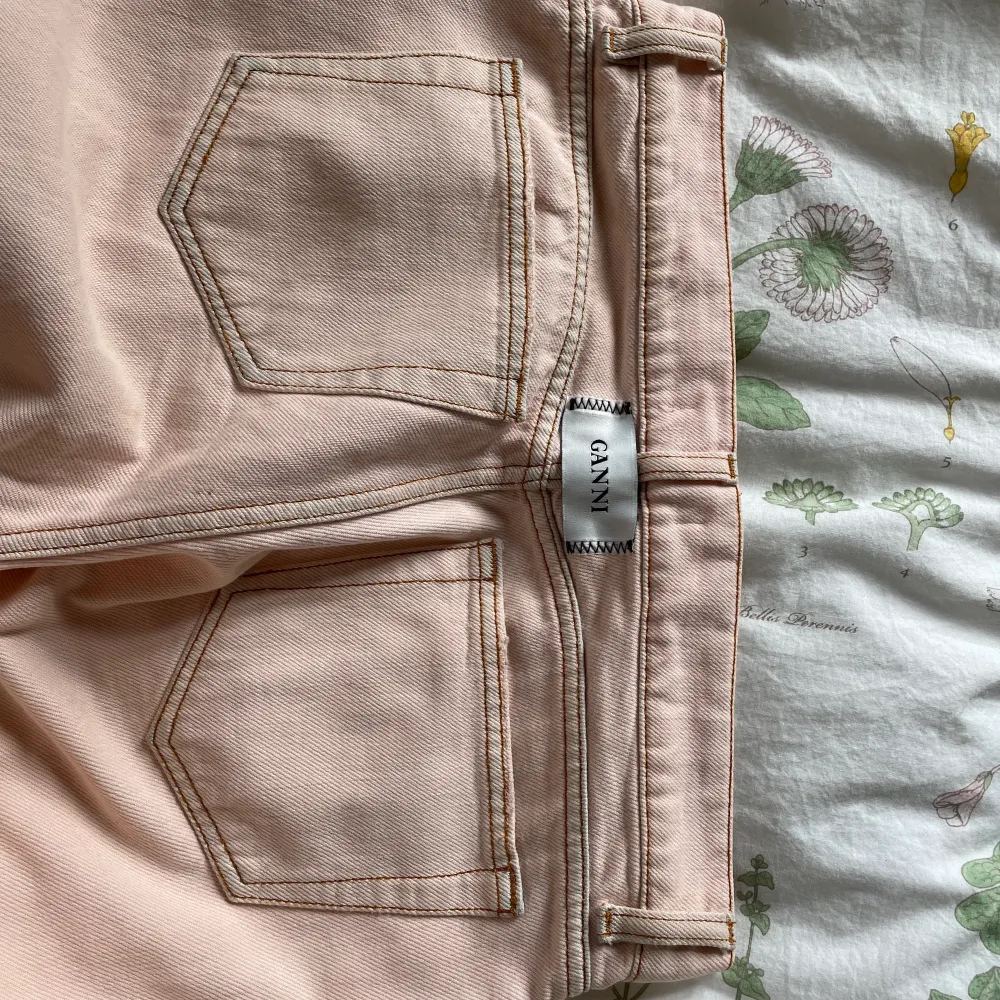 Väldigt ljust rosa jeans från ganni med mörk senapsgula/bruna sömmar. Midjan: går upp till ca 5 cm under naveln. Raka med slits. Passar S/XS. Använt 2-3 gånger.. Jeans & Byxor.