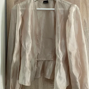 Guldig tröja - Guldig tröja/topp som man både kan knäppa men även bara ha öppet över ett linne💖 Nästan aldrig använd