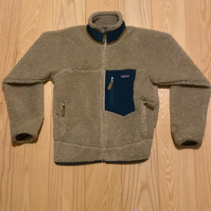 Patagonia fleece  - Fint skick, har inte använts speciellt mycket.                     Bredd:50cm Längd:63cm Ärmlängd:73cm