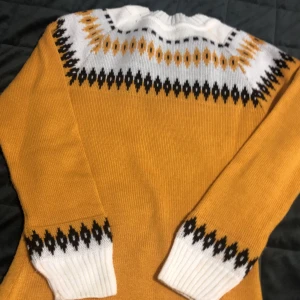 Sweater  - Det är stickat tröja. Längden på den är 73 cm, ärmarna är 50 cm. Den typ visar hur din kropp ser ut exakt. Uppifrån så är den dubbelt tjock som i neråt.  