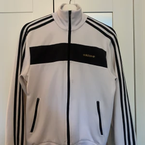 Adidas - Säljer denna adidaströja i strl S. Har försökt söka upp den, men är osäker på om den ens går att få tag på längre. Beroende på hur en vill ha passformen skulle jag säga att den passar både en XS, S och M vare sig du är tjej eller kille :) 🫶🏼