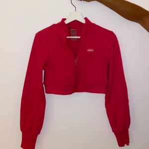 Gym  - Säljer denna lounge wear från bootee. Använd i provning bara. Nypris 500