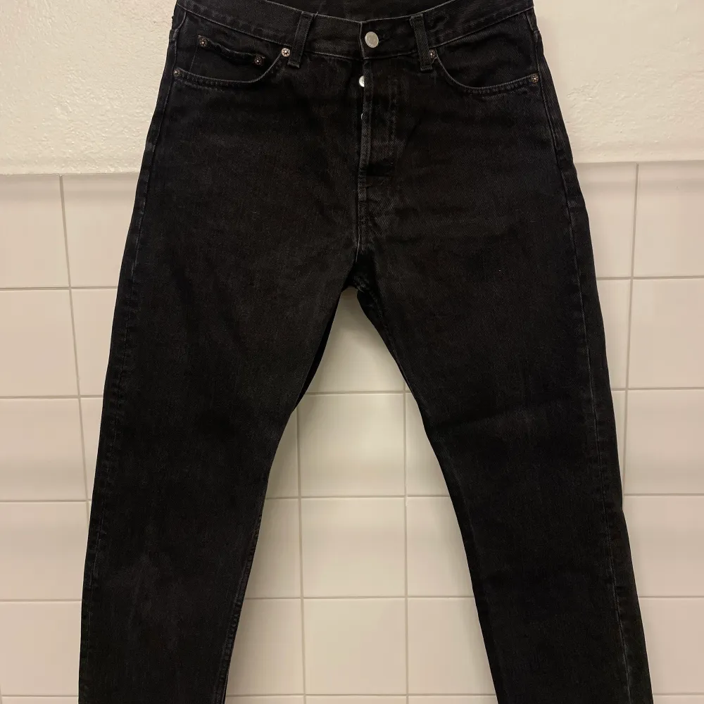 Weekday, bra skick, svart färg. Modell space, storlek: 30/30  . Jeans & Byxor.
