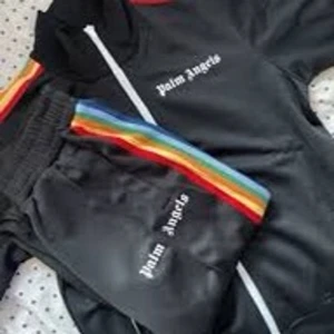 Palm angels track top  - Säljer nu min Palm angels track top. Då den inte används längre och för stor i storleken. Nästan helt splitter ny. Använd Max 1 gång. Kvitto och box finns kvar.  Storlek L och kvalitet på tröjan är utan tvekan 10/10.   OBS FLER BILDER FINNS I PM!