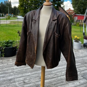 vintage brun äkta skinnjacka  - snyggt sliten och välanvänd äkta skinnjacka i brunt läder från tidigt 90-tal. litet hål i ena fickan som är lättfixat 🥰 väldigt mjuk och skön passform. Jag är en M vanligtvis.
