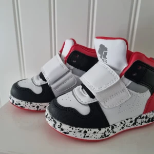 Barnskor strl 21 - Nya aldrig använda 