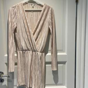 Söt champagne glittrig jumpsuit från Nelly storlek M 80kr