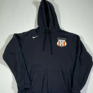Nike fotboll hoddie - En hoddie med curry 15 på baksidan och fotbolls märken på framsidan. 