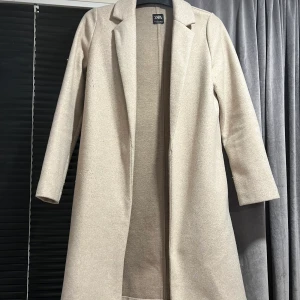 Säljer denna fantastiska höst kappa från zara!  - Beige superfint höst kappa från zara! Pris går att diskutera❤️