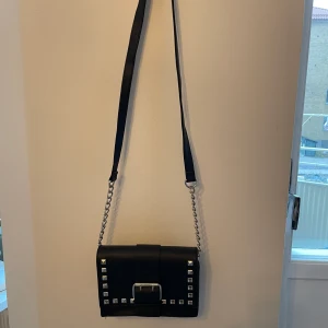 Väska - Cool svart väska från primark med nitdetaljer!