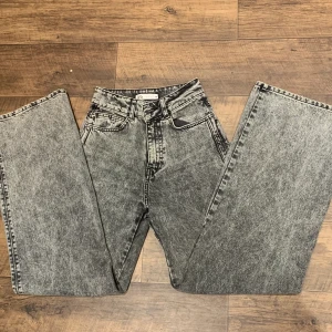 Zara jeans - Säljer mina Zara jeans i stl 34, jätte fint skick och knappt använda. Kan skickas bilder på modell om det önskas💕 300kr + frakt 