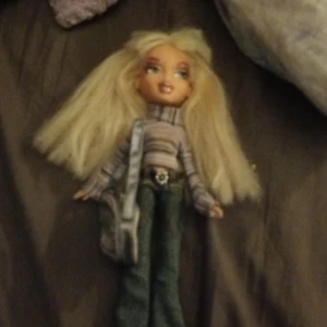 Bratz - Detta är en docka som jag inte använder längre. Den är i bra skick och man får med borste, väska och en liten dator❤️ kan sänka priset om de är så att de behövs!💕
