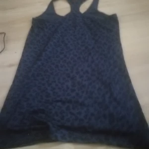 Inget - ETT MÖRK Blåt line med svarta prikar