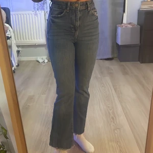 Fina Ginatricot jeans stl 32 petite  - Hej💕 jag säljer dessa fina blåa jeansen då jag tycker de är för korta (är ca 160). Det är i fint skick💕 nypris kostar dessa 600kr  (Kan skicka via post)