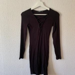 Klänning - Svart randig klänning med knytband.  Fint skick. 