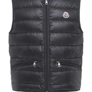 Moncler Väst Strl 1 - Säljer min Moncler Väst, Det är Strl 1, det passar som i S/M