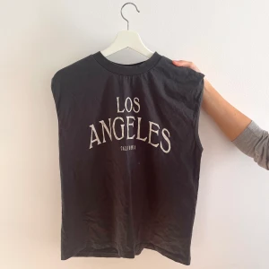 Oversized linne - Oversized linne från Gina tricot i strl S. Använt enstaka gånger. Mörkgrå färg med vit text. 50kr plus frakt. 