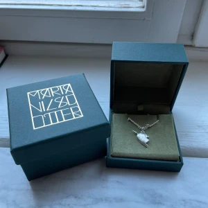 Maria Nilsdotter halsband - Säljer mitt älskade Maria Nilsdotter halsband❤️Inga repor (meningen att det ska vara visa repor) Pris kan diskuteras, använd få tal gånger! Kontakta för fler bilder✨💕kan mötas upp eller posta man står själv för posten.
