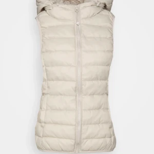 Beige väst - Jag säljer den här super snygga,fina beige västen den e oanvänd storlek xs men funkar på S också den kostar 200 kr pris kan också diskuteras eller andra frågor ❤️