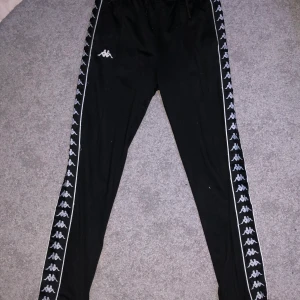 Kappa Byxor Storlek S - Säljer dessa för jag använder dem inte. Pris kan diskuteras. Inget fel på dem och det är storlek small:)