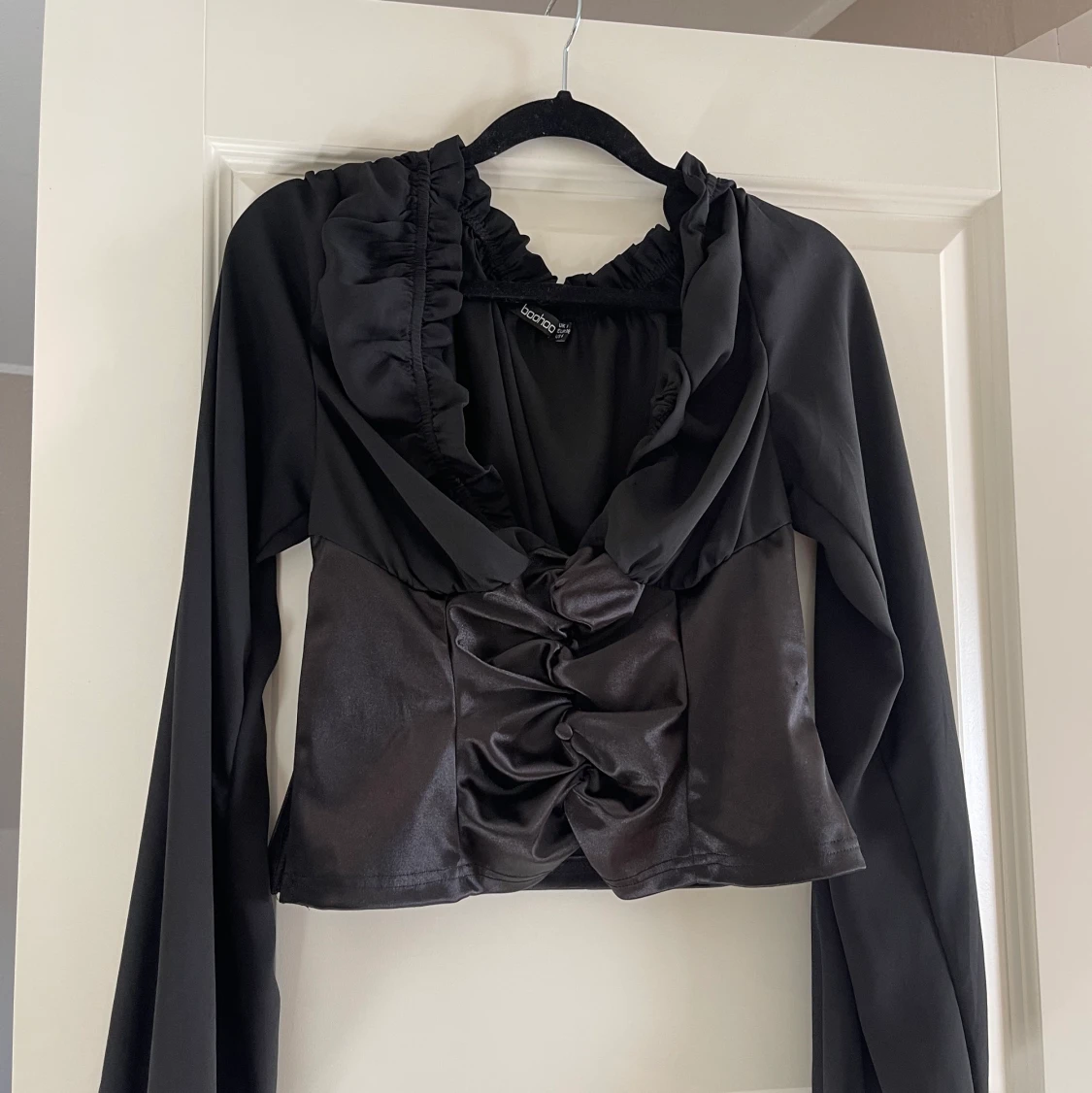 Svart blus från Boohoo