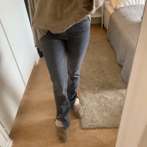 Gråa jeans från Zara - Säljer dessa snygga gråa jeans från zara med en slit längst ner. Storlek 38. Säljes för 100kr