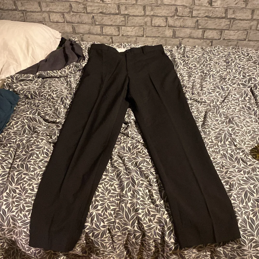 Är 178 cm lång Funkar nog på tjejer också skulle ja tro Står stl 46 men det är typ ca 32/32 . Jeans & Byxor.