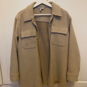 Jacka från & Other Stories - Jacka/overshirt från &other stories. Använd ett fåtal ggr. Snyggt oversized. Gjord på största delen ull, vilket gör den mer varm och vindtålig.