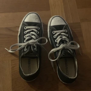 Svarta converse  - Säljer mina svarta converse skor i storlek 37. Dom tvättas såklart innan jag säljer dom!