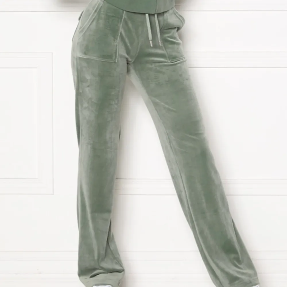 Intressekoll på mitt juicy set i färgen Chinois green. Både byxan och tröjan är i storlek S. Funderar på att sälja de för 1950kr, köpt för 2300kr. Jeans & Byxor.