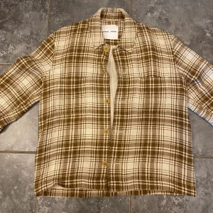 Samsoe linneskjorta - Cropped linné overshirt från samsoe samsoe. Nyskick storlek M Nypris 2000kr Pris kan diskuteras
