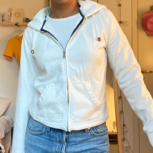 Zipup hoodie - En meganajs vit hoodie med dragkedja!🌼🌼💘