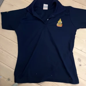 Krage - Jätte jätte fin tröja med krage från en second hand, jätte fint och skönt material. Står storlek M men är mer storlek S. Köparen står för frakten! 