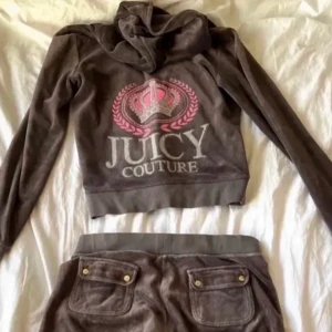 Juicy Couture - Säljer detta sjuuukt fina vintage juicy sett! Byxorna är storlek S och lågmidjade och tröjan storlek M🤍