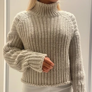 Stickad polotröja  - Så mysig beige stickad och så fint skick!!❣️