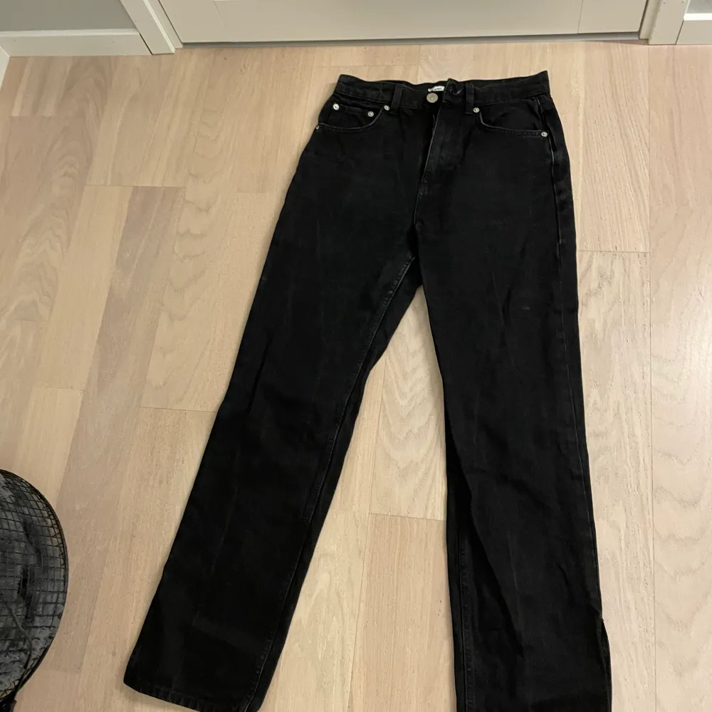 Svarta jeans från Gina tricot, Använt fåtal gånger. Stl 36. Jeans & Byxor.