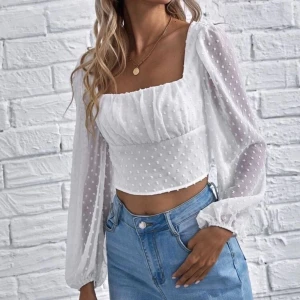 Vit blus  - Säljer en liknade blus som på bilden 💞