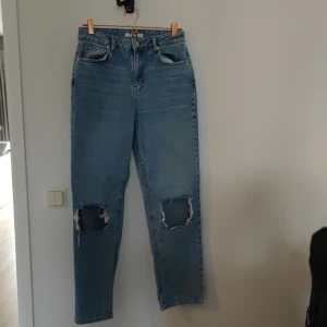 Jeans från NA-KD - Här är ett par superfina jeans från NA-KD, använda 1 gång och säljs pga att hålen sitter får långt ner. 