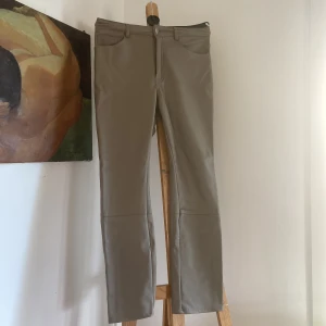 Fuskskinnbyxor  - Fint skick. Slutar vid ankeln.