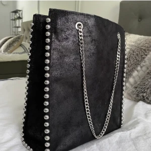 Zara väska med nitar - Säljer nu min superfina och populära väska då den ej kommer till användning! Den är i nyskick och kostade drygt 500kr ny☺️skriv vid eventuella frågor och kom med bud! Tryck inte på köp nu!💕