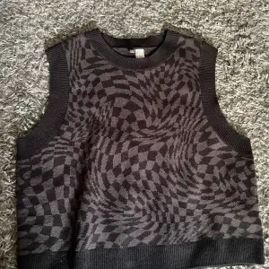 Fin tröja från H&M❤️ Endast testad, storlek L men sitter lite fint oversized på S-M. Frakt 39kr🚚 Kontakta vid intresse😊
